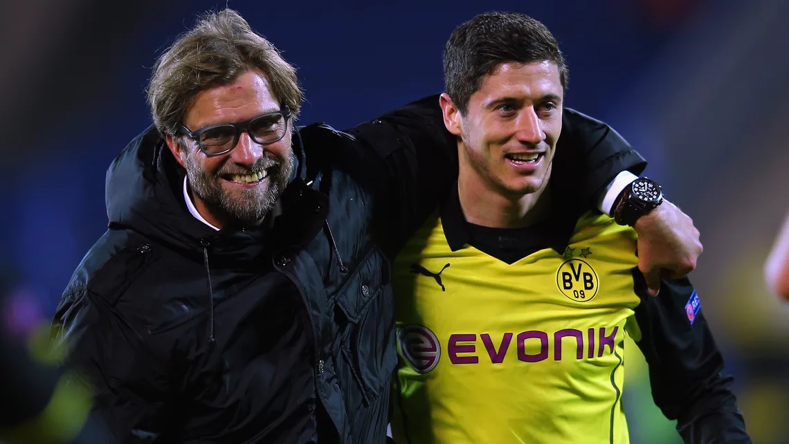 Lewandowski (phải) và HLV Klopp từng làm việc cùng nhau ở Dortmund