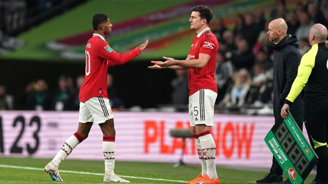 Maguire ăn mừng chức vô địch League Cup 2022/23 dù chỉ vào sân trong 2 phút cuối trận chung kết