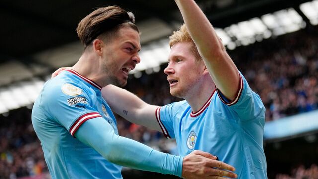 Grealish (trái) ăn mừng bàn thắng với đồng đội De Bruyne