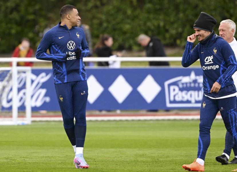 Mbappe và Griezmann rất vui vẻ trên sân tập