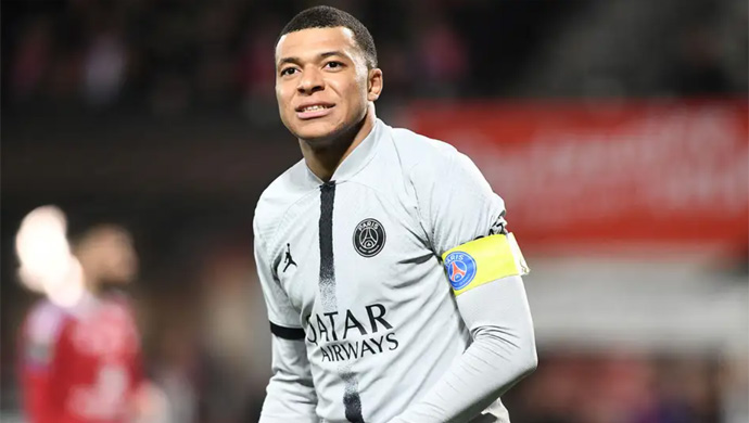 Mbappe nên bị đuổi vì đạp vào 'chỗ ấy' của đối phương