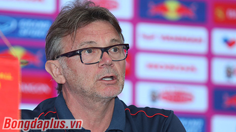 HLV Philippe Troussier đối diện lịch trình thi đấu dồn dập của U23 Việt Nam