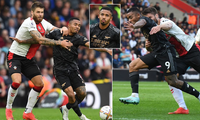 Gabriel Jesus bị Duje Caleta-Car của Southampton kéo ngã nhưng không có penalty cho Arsenal