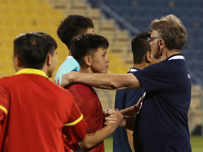 Ông Troussier động viên cầu thủ U23 Việt Nam - Ảnh: VFF