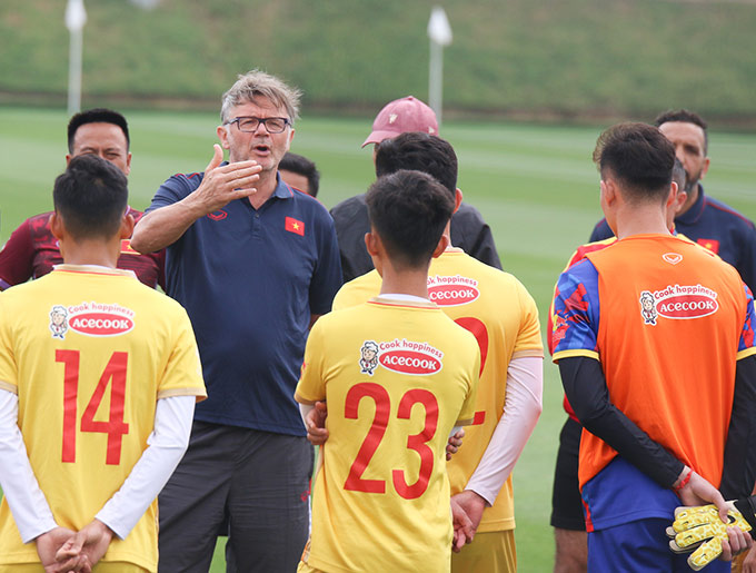 HLV Troussier động viên U23 Việt Nam trước trận gặp U23 Kyrgyzstan - Ảnh: VFF