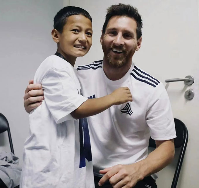 Abduhalik Hemdulla được chụp cùng với Lionel Messi - Ảnh: People's Daily