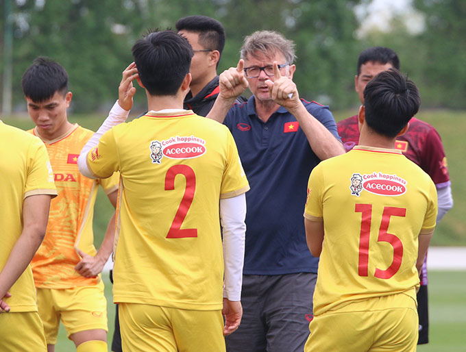 Ông Troussier nói: "Ở trận thứ ba sắp tới, chúng ta sẽ phải cố gắng để chơi tốt trong ít nhất 60-70 phút. Chúng ta sẽ cải thiện từng bước, từng bước như vậy. Đừng quá lo lắng về kết quả bởi tôi mới là người phải chịu trách nhiệm"