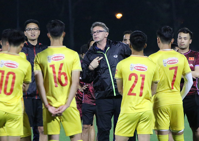 HLV Troussier động viên các cầu thủ. Ông đặt mục tiêu U23 Việt Nam thi đấu tốt trong 60-70 phút ở màn so tài này