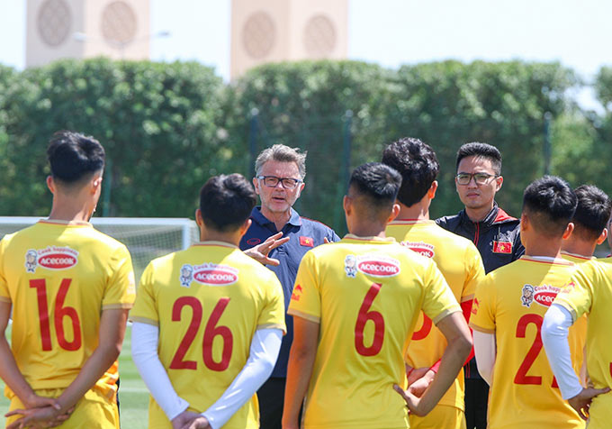 HLV Troussier động viên học trò: "Trận đấu với Iraq là trận đấu quốc tế đầu tiên của chúng ta và đối thủ lại là đội bóng có trình độ cao hơn, do vậy đương nhiên là các bạn sẽ gặp khó khăn về trạng thái tâm lý. Điều quan trọng là sau thất bại chúng ta sẽ củng cố để chơi tốt hơn trong trận kế tiếp"