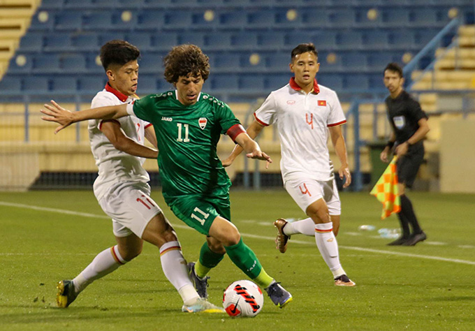 U23 Việt Nam bị U23 Iraq lấn lướt vì mất người từ quá sớm - Ảnh: VFF