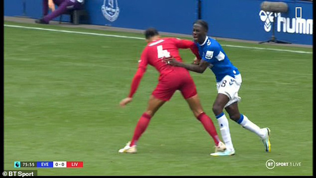 Van Dijk giẫm thẳng vào chân của Onana ở derby Merseyside