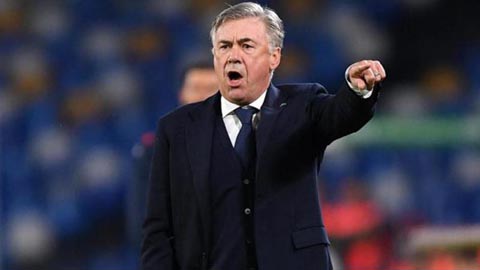 CĐV ngưỡng mộ trước kỹ năng xử lý bóng của HLV Ancelotti