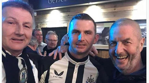 Fan MU tá hỏa vì trọng tài cuồng Newcastle