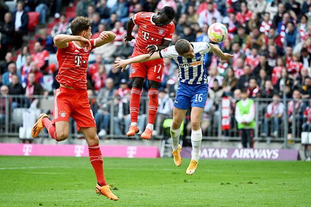 Chiến thắng Hertha giúp Bayern (trái) lấy lại ngôi đầu, nhưng phía trước vẫn còn nhiều khó khăn chờ thầy trò HLV Thomas Tuchel