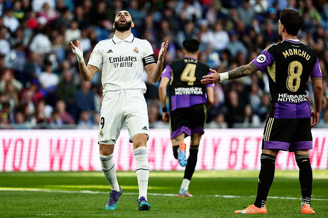 Benzema (áo trắng) “bất ngờ” lập hat-trick cho Real trước Valladolid chỉ trong vòng có 7 phút