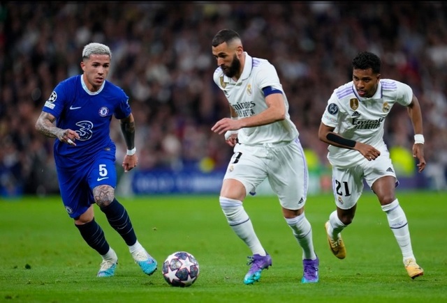 Các cầu thủ Chelsea không thể cản nổi Benzema.