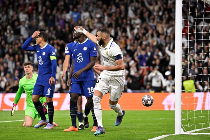 Benzema lại ghi bàn vào lưới Chelsea