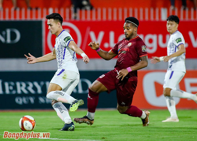 Rafaelson (phải) 2 lần ghi hat-trick vào lưới Hà Nội FC - Ảnh: Quốc An