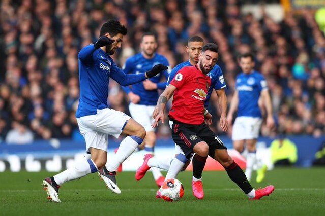 Bruno Fernandes tung hoành giữa vòng vây của các cầu thủ Everton.