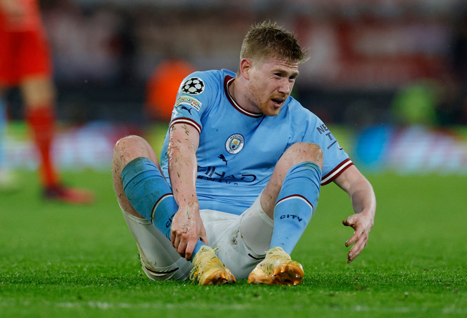 De Bruyne bị đau phải rời sân sớm và chưa rõ chấn thương có nặng hay không