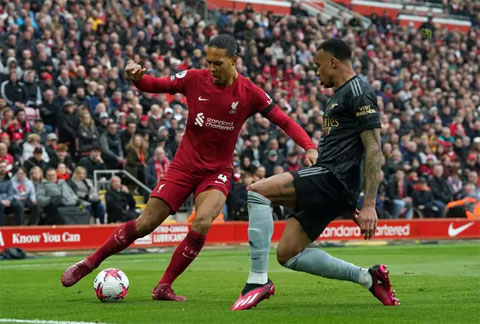 Carragher ca ngợi Van Dijk là trung vệ vĩ đại