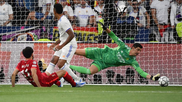 Courtois (phải) được kỳ vọng sẽ làm nản lòng các chân sút của Man City