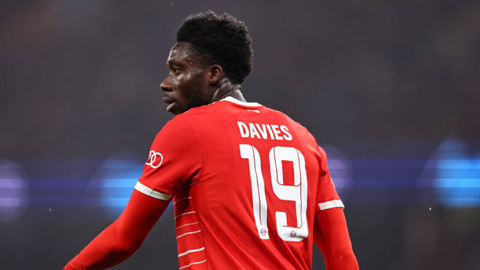 CĐV Man City chế giễu Alphonso Davies