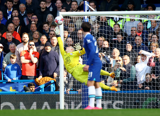 Kepa bất lực trong pha nã đại bác ấn định tỷ số 2-1 của Enciso