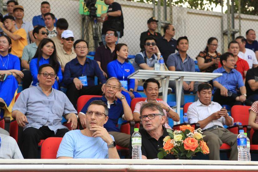 HLV Troussier dự khán 2 trận đấu của giải hạng Nhất và V.League chỉ trong một buổi chiều - Ảnh: Đức Cường