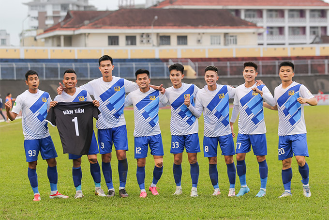 Lê Văn Tấn sinh ngày 20/8/1997, quê ở Hương Thủy (Huế). Anh gia nhập đội trẻ Huế vào năm 2011, cùng lứa một số cái tên nổi bật cùng thời như tiền đạo Võ Lý hay chân sút Trần Thành. Anh từng khoác áo đội Huế ở giải hạng Nhất và CLB Đồng Tháp (2019). Ở mùa 2022, Văn Tấn có tên trong danh sách thi đấu hạng Nhất Quốc gia của CLB Huế nhưng chưa ra sân. Sau này, anh phát hiện bị ung thư và đã nỗ lực chống chọi với bệnh tật để có thể trở lại với bóng đá. Anh qua đời vào ngày 23/3, hưởng dương 26 tuổi