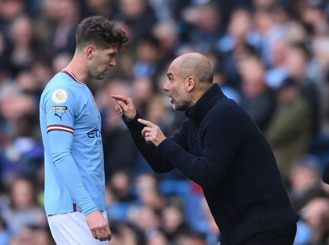 Stones (trái) chính là “con bài tẩy” của HLV Guardiola