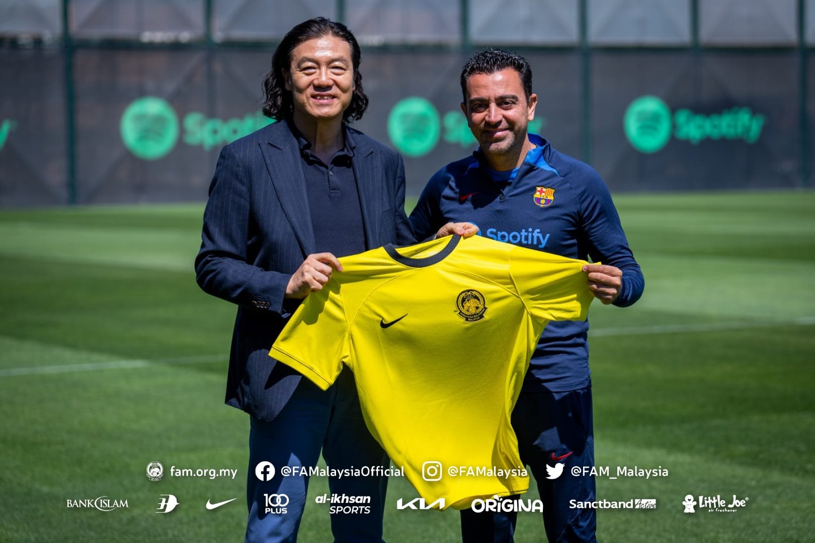 HLV Kim Pan Gon có cơ hội gặp gỡ Xavi Hernandez trong chuyến tham quan 1 tuần tại Barcelona.