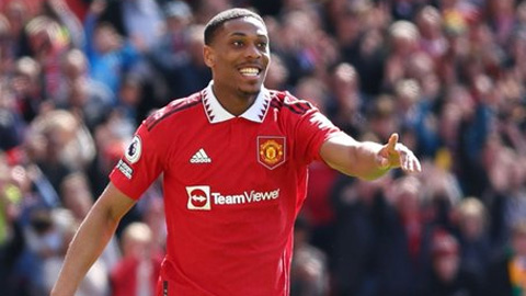 Martial chứng tỏ cái duyên đặc biệt trước Everton, cân bằng thành tích của Beckham