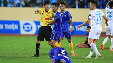 Thủ môn Trần Nguyên Mạnh: ‘Quả 1-0 cũng nhờ trọng tài mà’