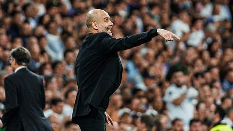 Pep Guardiola được ca tụng và bị chỉ trích về chiến thuật trong cùng một trận đấu