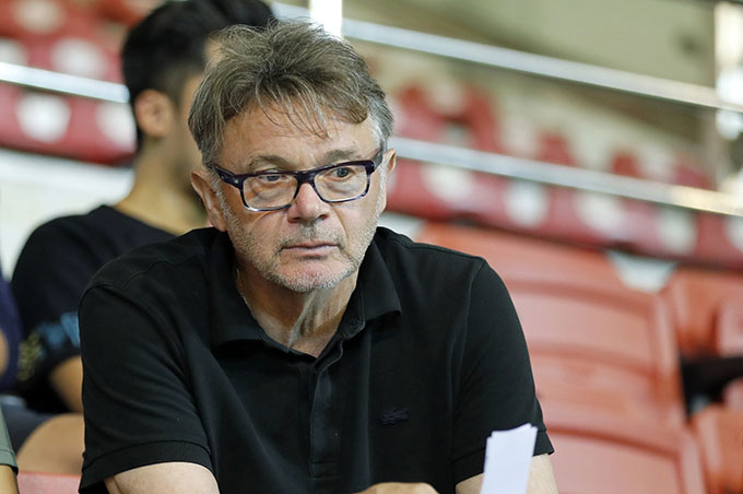 HLV Philippe Troussier của ĐT Việt Nam và U23 Việt Nam trực tiếp theo dõi màn so tài với nhiều cầu thủ trẻ góp mặt