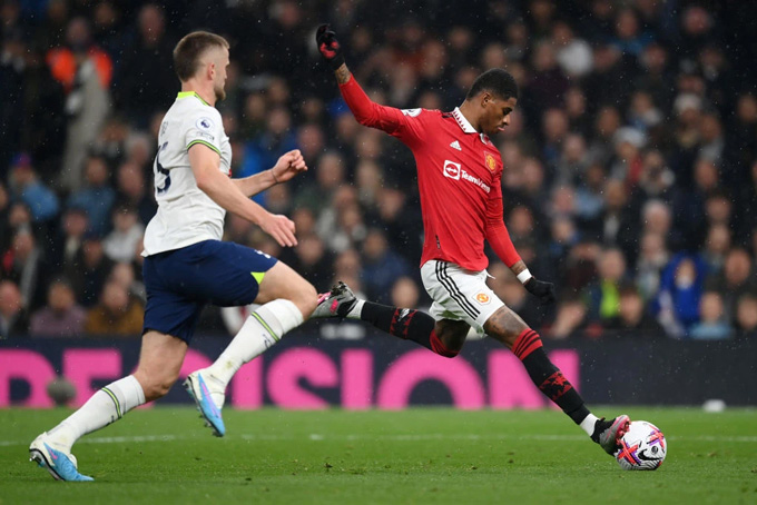 Cú đá không thể cản phá của Rashford vào lưới Tottenham