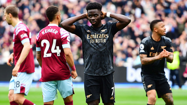 Saka ôm đầu tiếc nuối sau khi đá hỏng quả penalty ở trận hòa West Ham