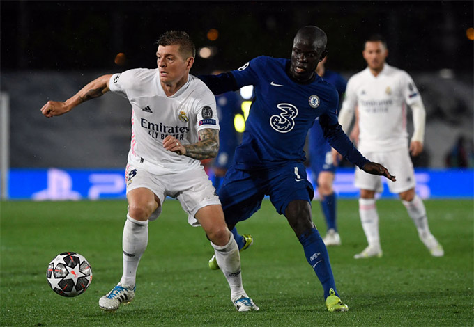 Kroos từng "đè bẹp" Kante cùng đồng đội