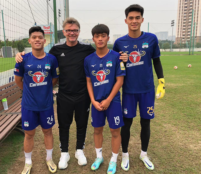 Những Đức Việt, Quốc Việt chụp hình cùng HLV Troussier - Ảnh: HAGL FC