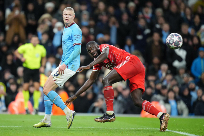 Upamecano (phải) đã thi đấu tệ hại ở trận Man City vs Bayern