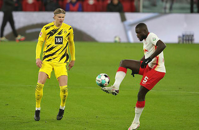 Upamecano đối đầu Haaland khi còn khoác áo RB Leipzig