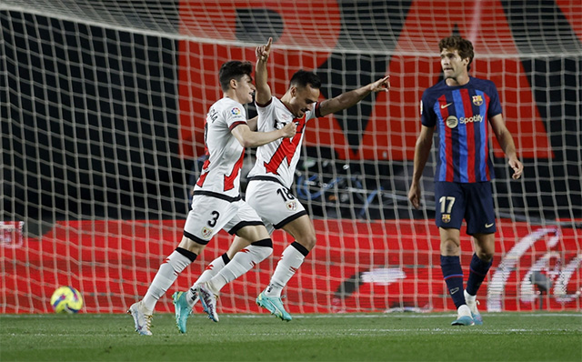 Vallecano đã chơi quá hay trước Barca