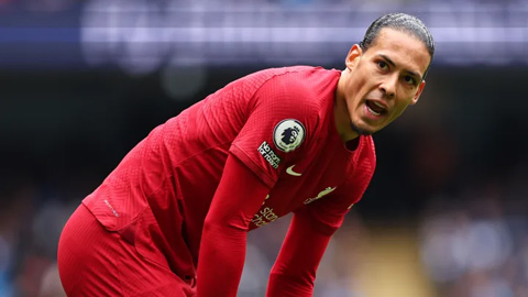 Van Dijk bị chỉ trích vì 'kiến tạo' cho Martinelli ghi bàn