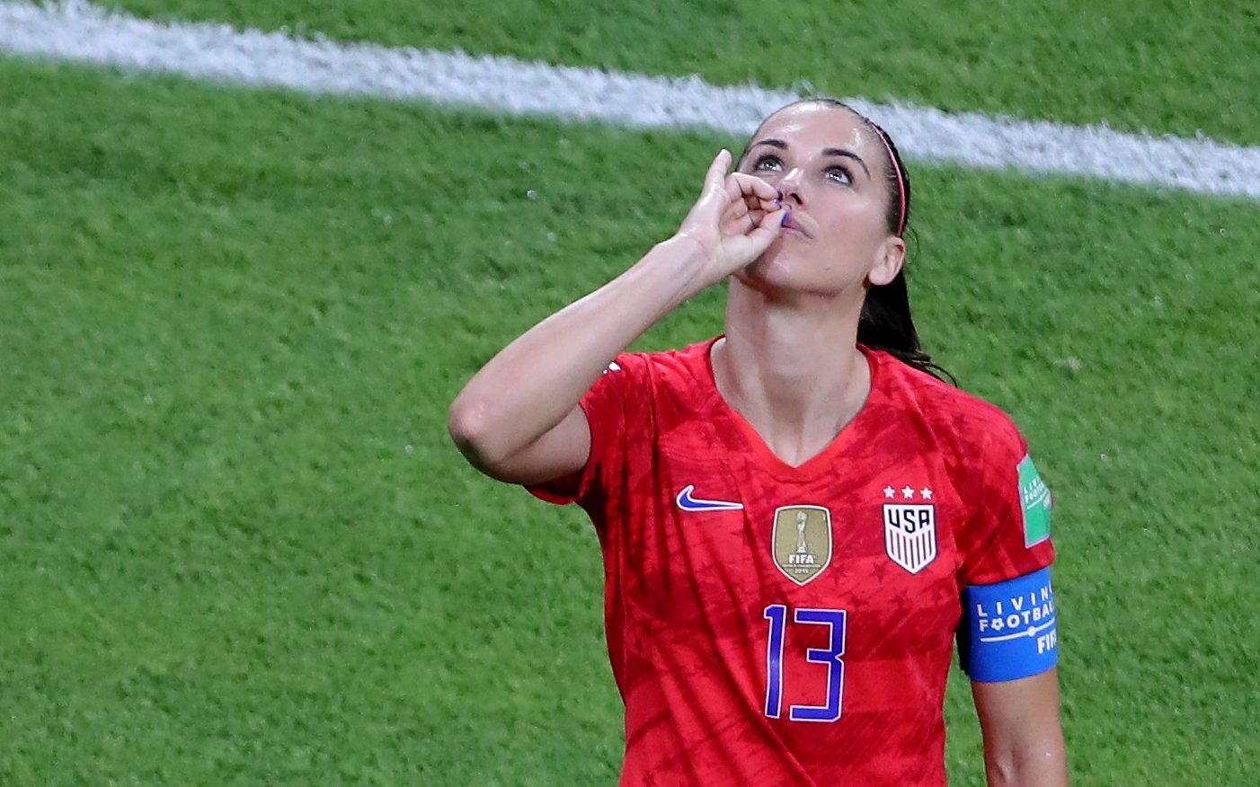 Tuyển thủ Alex Morgan ăn mừng kiểu "uống trà" để trêu tức người Anh