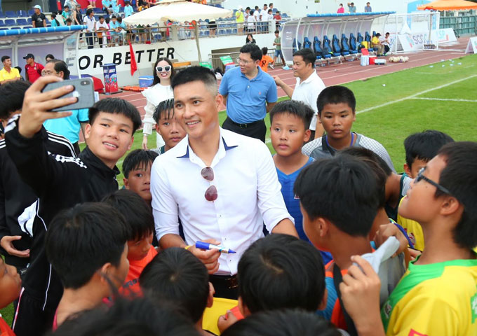 Cựu tiền đạo Lê Công Vinh cũng có mặt để theo dõi các em nhỏ Vũng Tàu chơi bóng