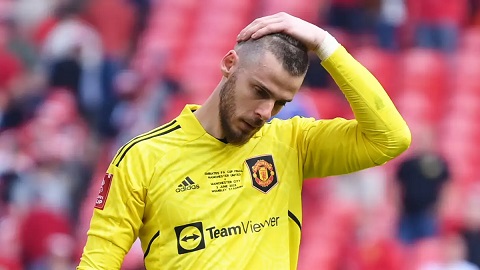 MU mắc liên tiếp những sai lầm trong cách làm việc với De Gea