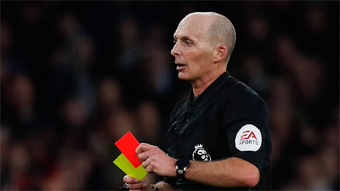 Mike Dean rời vai trò trọng tài VAR 