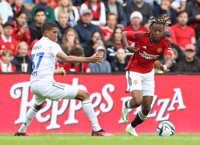 Emeran ghi 1 bàn và kiến tạo bàn còn lại trong chiến thắng 2-0 của MU trước Leeds