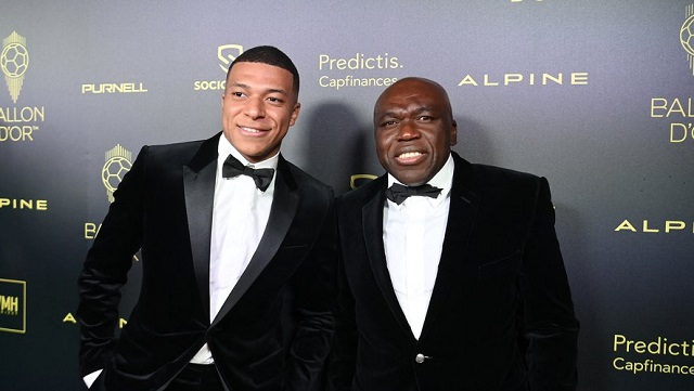 Wilfried Mbappe (phải), cha của Mbappe, là người gốc Cameroon